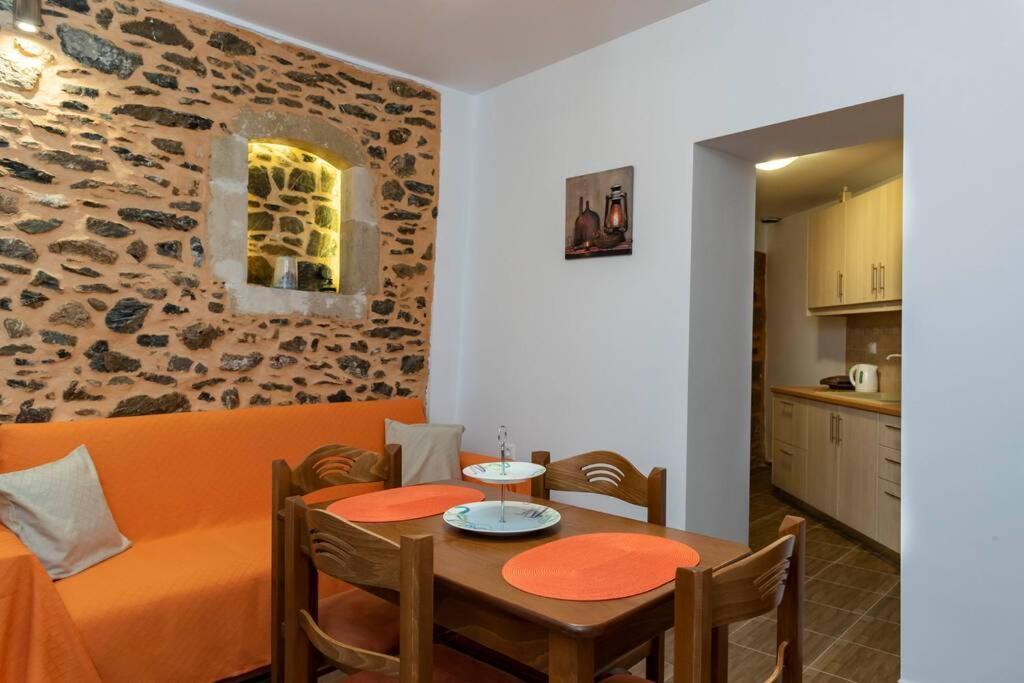 Paraspori Traditional Home With View Exterior foto